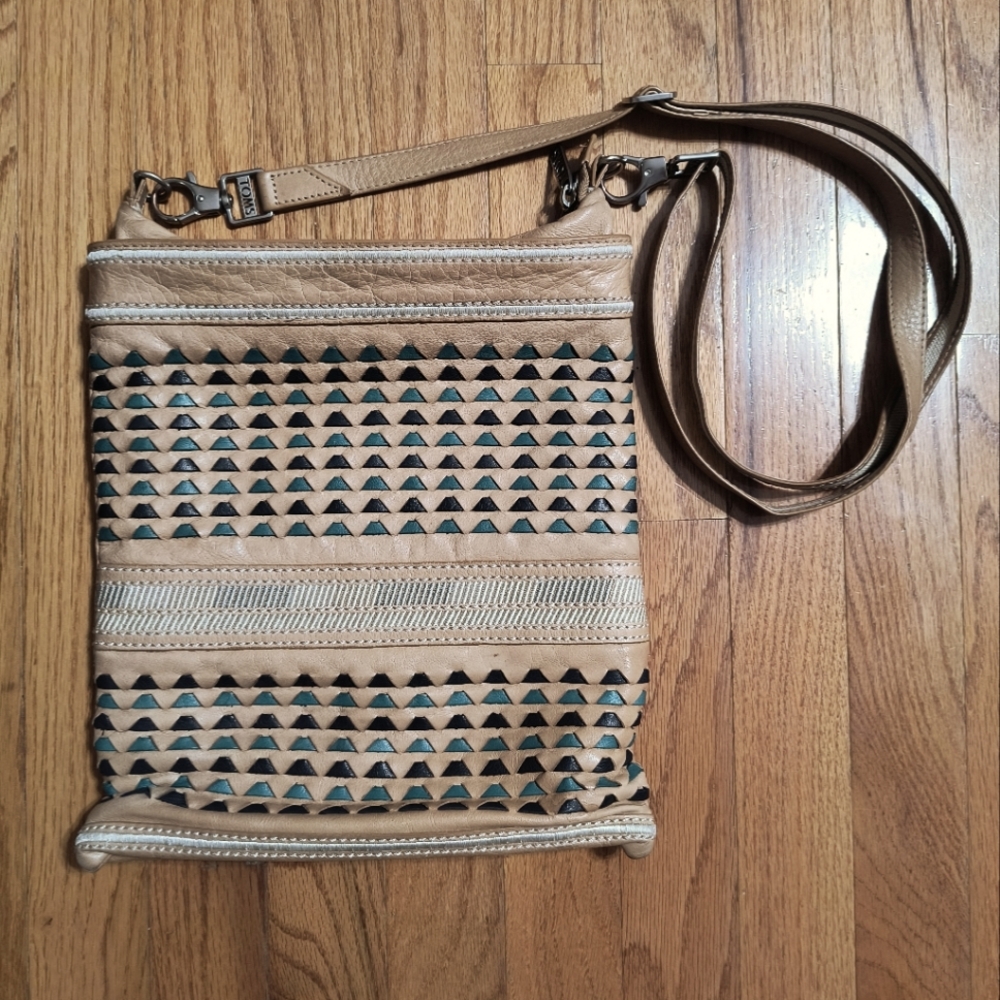 3/$10⭐ TOMS crossbody/shoulder purse, tan,blue,black woven pattern